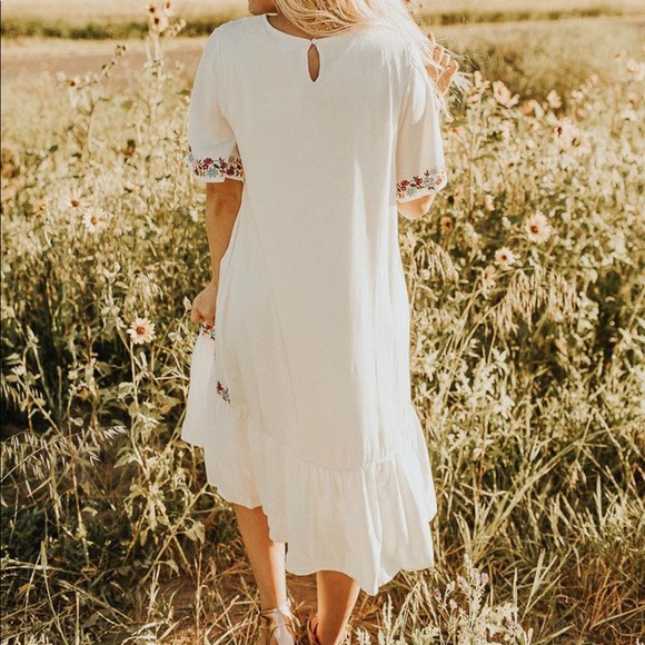 VICI EMBROIDERED WHITE DRESS MEDIUM - Picture 3 of 3